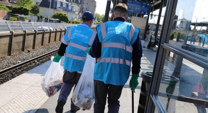 Paris: Aspirateurs, chiffons, lave-vitres… Quand des agents passent derrière vous dans les trains